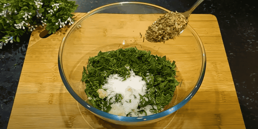 Швидкий спосіб малосольних помідорів у пакеті. Я завжди так готуватиму! Просто надріжте помідори і нафаршируйте зеленню!