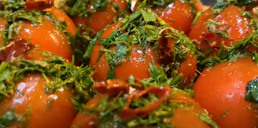 Швидкий спосіб малосольних помідорів у пакеті. Я завжди так готуватиму! Просто надріжте помідори і нафаршируйте зеленню!