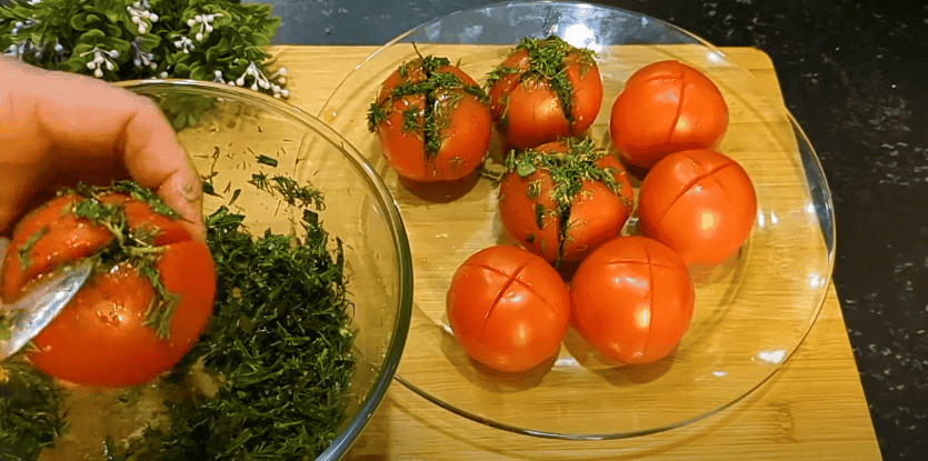 Швидкий спосіб малосольних помідорів у пакеті. Я завжди так готуватиму! Просто надріжте помідори і нафаршируйте зеленню!