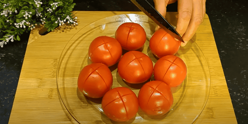 Швидкий спосіб малосольних помідорів у пакеті. Я завжди так готуватиму! Просто надріжте помідори і нафаршируйте зеленню!