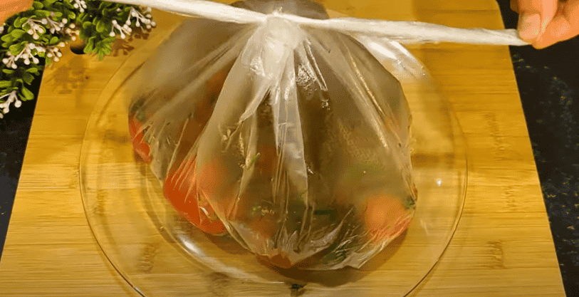 Швидкий спосіб малосольних помідорів у пакеті. Я завжди так готуватиму! Просто надріжте помідори і нафаршируйте зеленню!