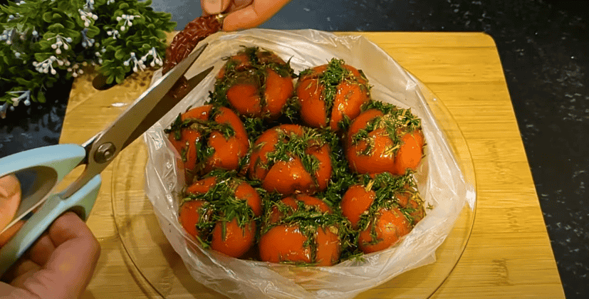 Швидкий спосіб малосольних помідорів у пакеті. Я завжди так готуватиму! Просто надріжте помідори і нафаршируйте зеленню!