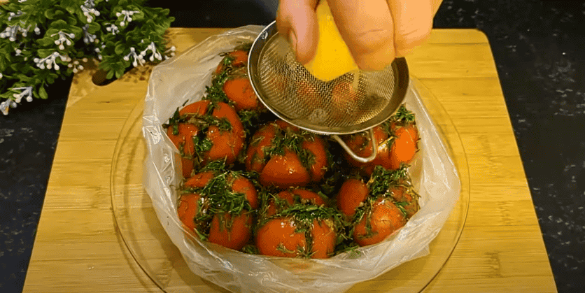 Швидкий спосіб малосольних помідорів у пакеті. Я завжди так готуватиму! Просто надріжте помідори і нафаршируйте зеленню!