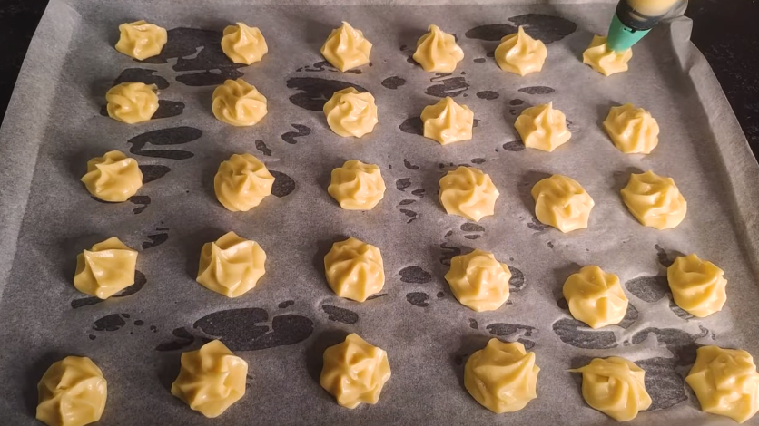 Еклери - повітряні заварні тістечка: Ідеальне тісто, яке вийде у кожного