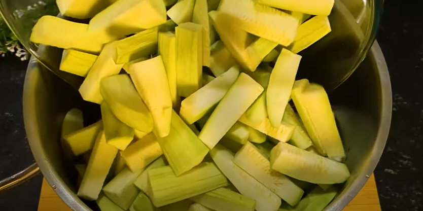 Рецепт салату з кабачків "Тещин язик", що підкорив мільйони! Готую без стерилізації - все дуже просто!