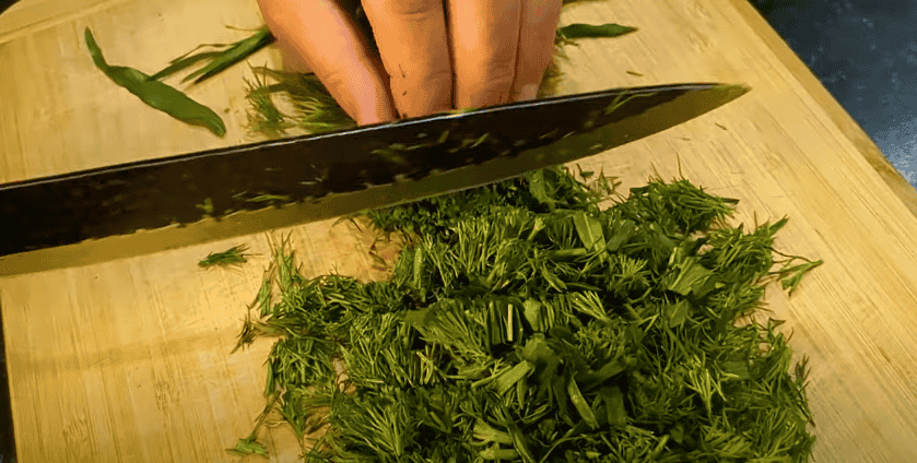 Швидкий спосіб малосольних помідорів у пакеті. Я завжди так готуватиму! Просто надріжте помідори і нафаршируйте зеленню!