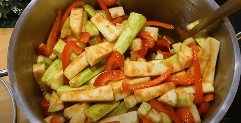 Рецепт салату з кабачків "Тещин язик", що підкорив мільйони! Готую без стерилізації - все дуже просто!