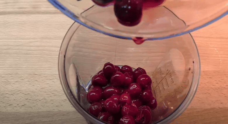 Дістаю з морозилки ягоди і роблю найсмачніші цукерки з 3 інгредієнтів! 10 Дістаю з морозилки ягоди і роблю найсмачніші цукерки з 3 інгредієнтів!