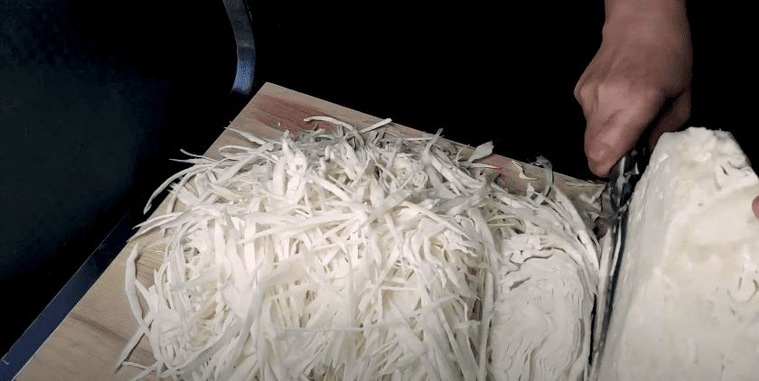 Хрумка і білосніжна, як бочкова! Простий і вдалий рецепт квашеної капусти!