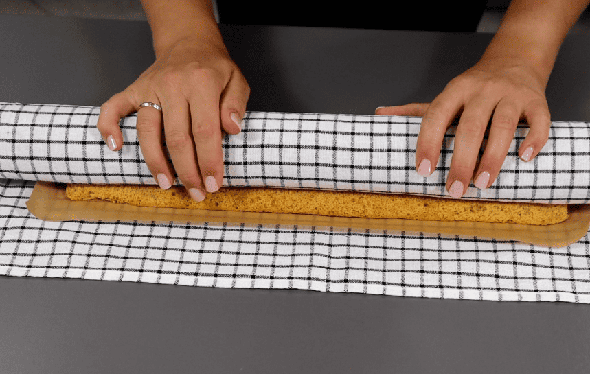 Смачніше за торт! Ніжний та м'якенький гарбузовий рулет із начинкою