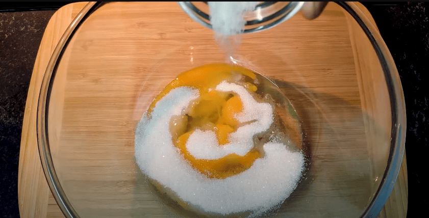 Всі просять рецепт! Найпростіший кекс на швидку руку - пишний і повітряний!