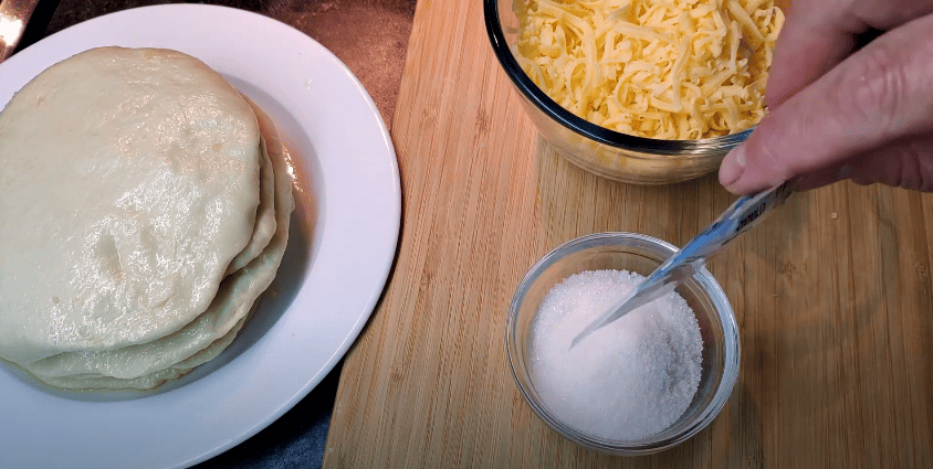 Беру борошно та окріп і готую чудові коржики до чаю за 20 хвилин!