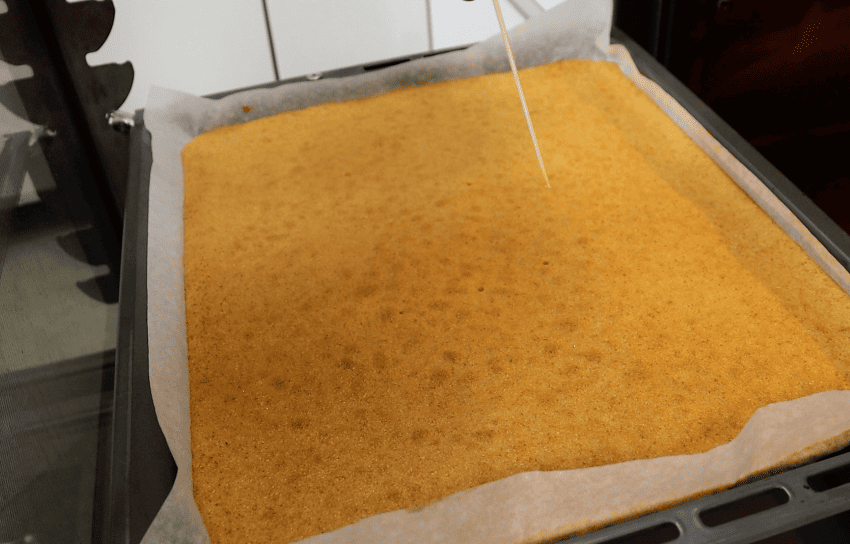 Смачніше за торт! Ніжний та м'якенький гарбузовий рулет із начинкою