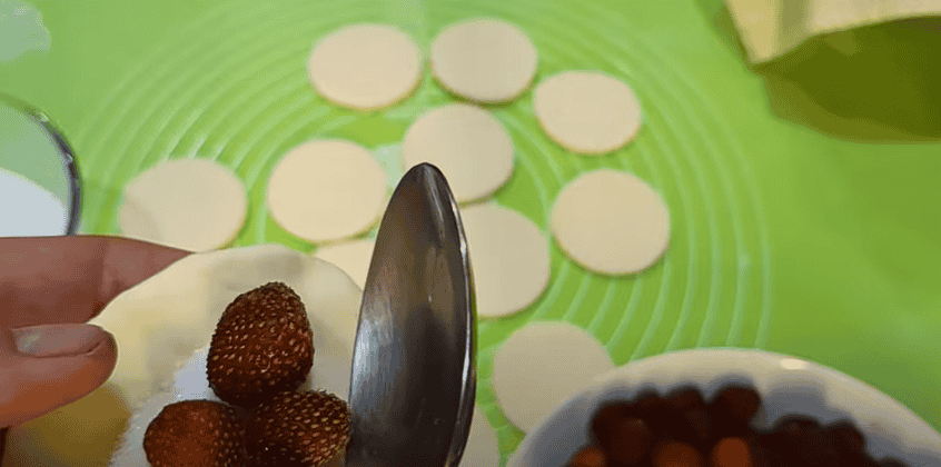 Вареники на пару на сковороді: Секрет пишного дріжджового тіста з ягодами 17 Вареники на пару на сковороді: Секрет пишного дріжджового тіста з ягодами