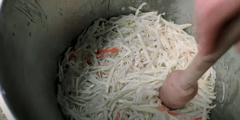 Хрумка і білосніжна, як бочкова! Простий і вдалий рецепт квашеної капусти!