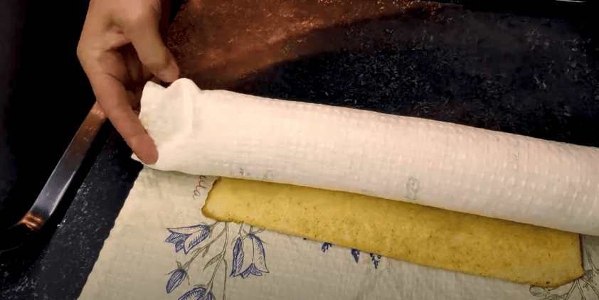 Виходить завжди! Бісквітний медовий рулет - відмінний рецепт!