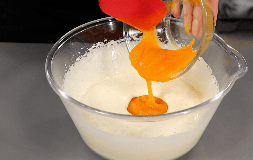 Смачніше за торт! Ніжний та м'якенький гарбузовий рулет із начинкою