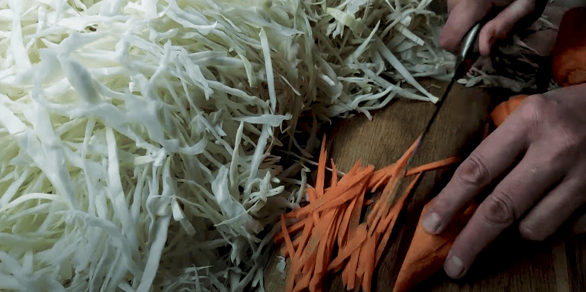 Хрумка і білосніжна, як бочкова! Простий і вдалий рецепт квашеної капусти!