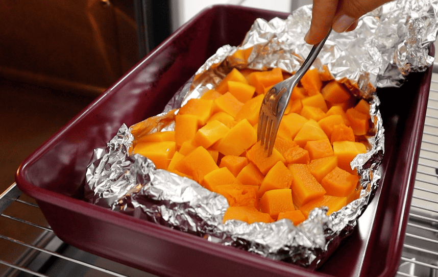 Смачніше за торт! Ніжний та м'якенький гарбузовий рулет із начинкою