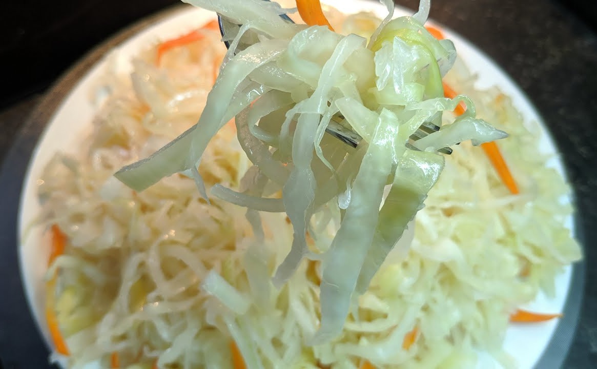 Хрумка і білосніжна, як бочкова! Простий і вдалий рецепт квашеної капусти!
