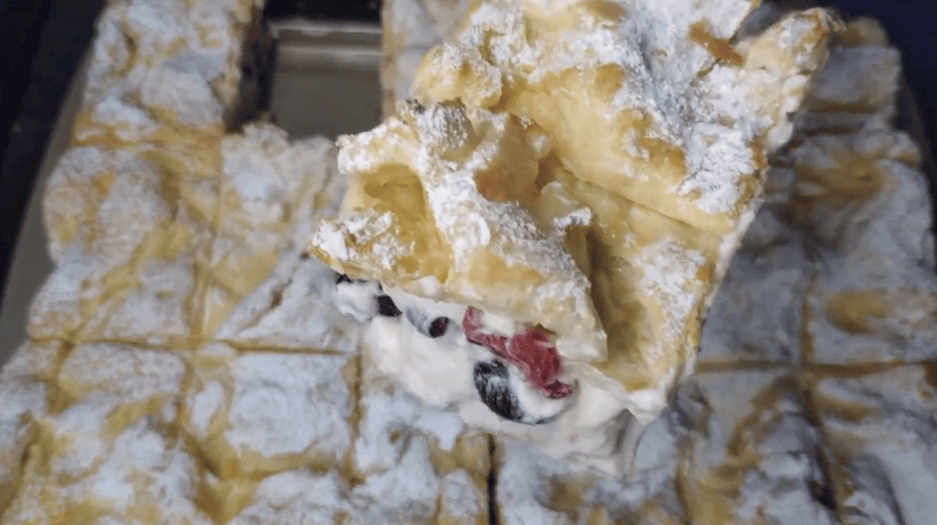 Заворожує з першого шматочка! Найпростіший і смачний торт з вишнями!