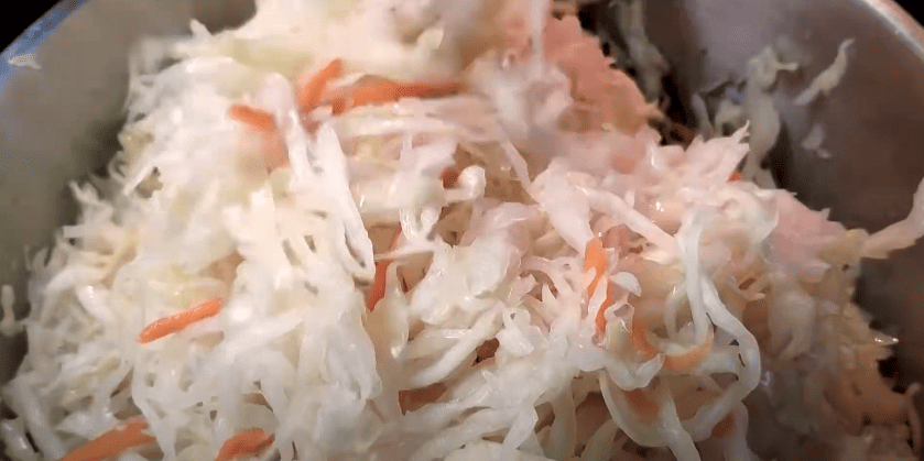 Хрумка і білосніжна, як бочкова! Простий і вдалий рецепт квашеної капусти!