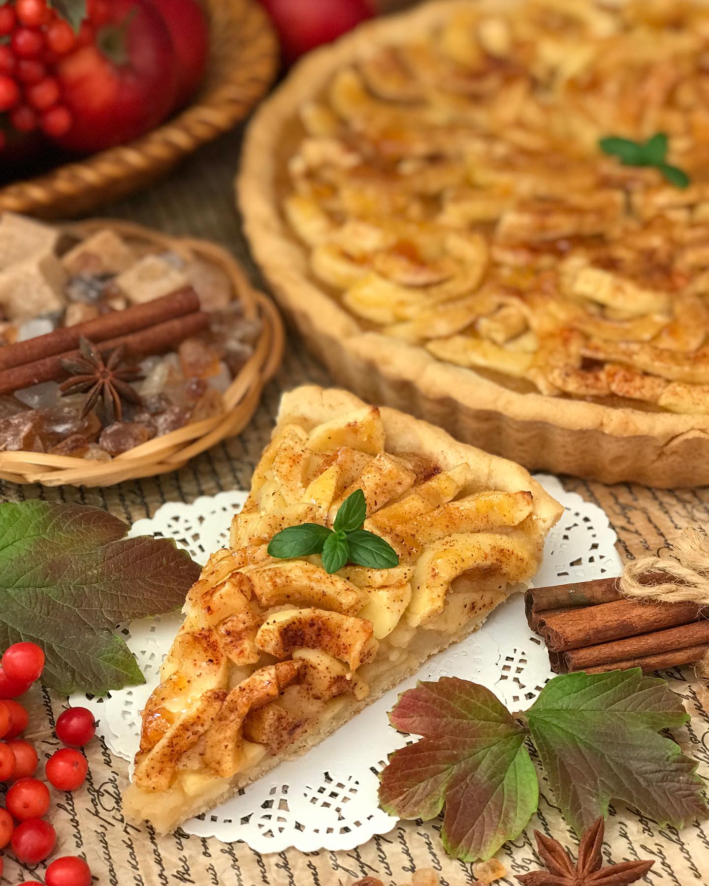 Яблучний пиріг на тонкому пісочному тісті, в якому багато начинки!