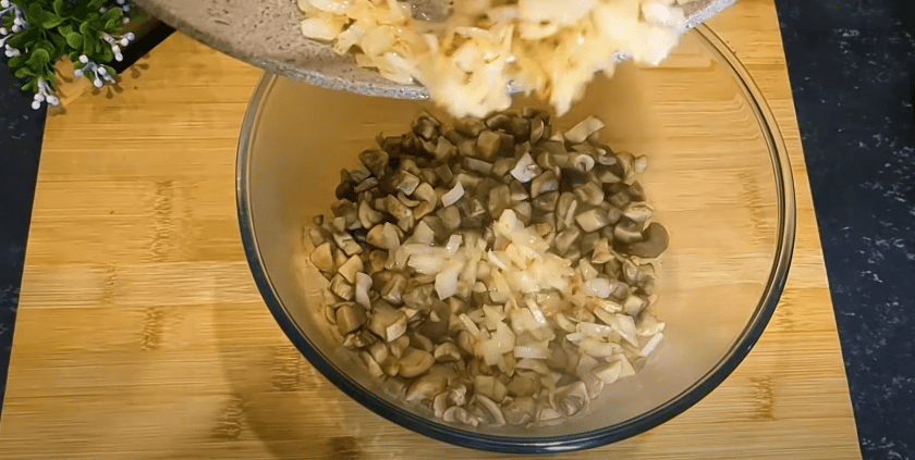 Фаворит святкового столу! Смачний закусочний торт-салат "Наполеон"