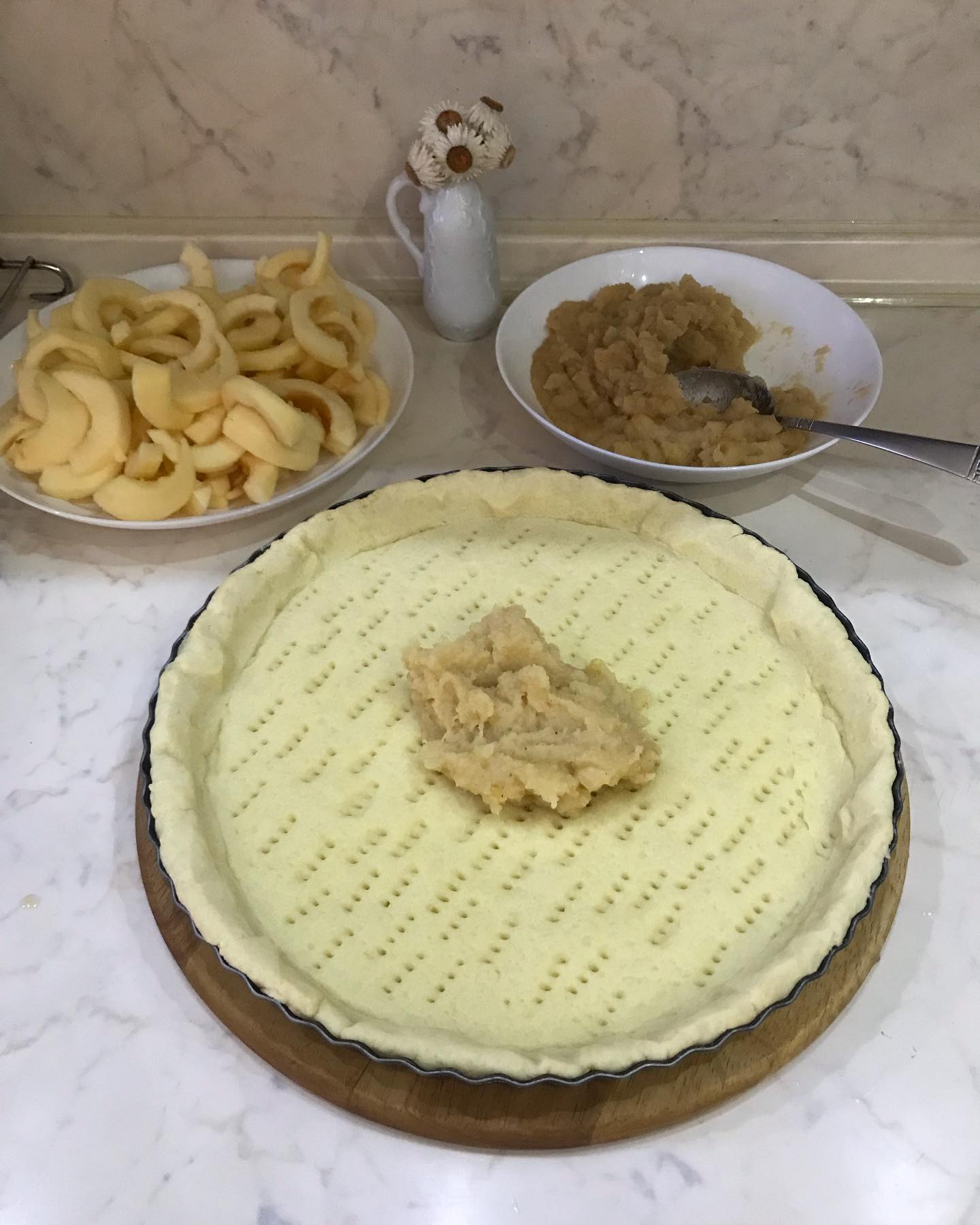 Яблучний пиріг на тонкому пісочному тісті, в якому багато начинки!