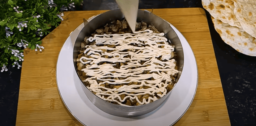 Фаворит святкового столу! Смачний закусочний торт-салат "Наполеон"