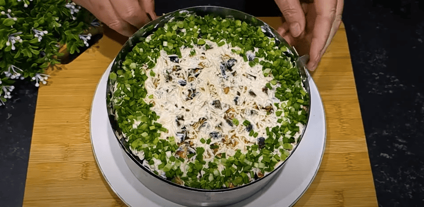 Фаворит святкового столу! Смачний закусочний торт-салат "Наполеон"