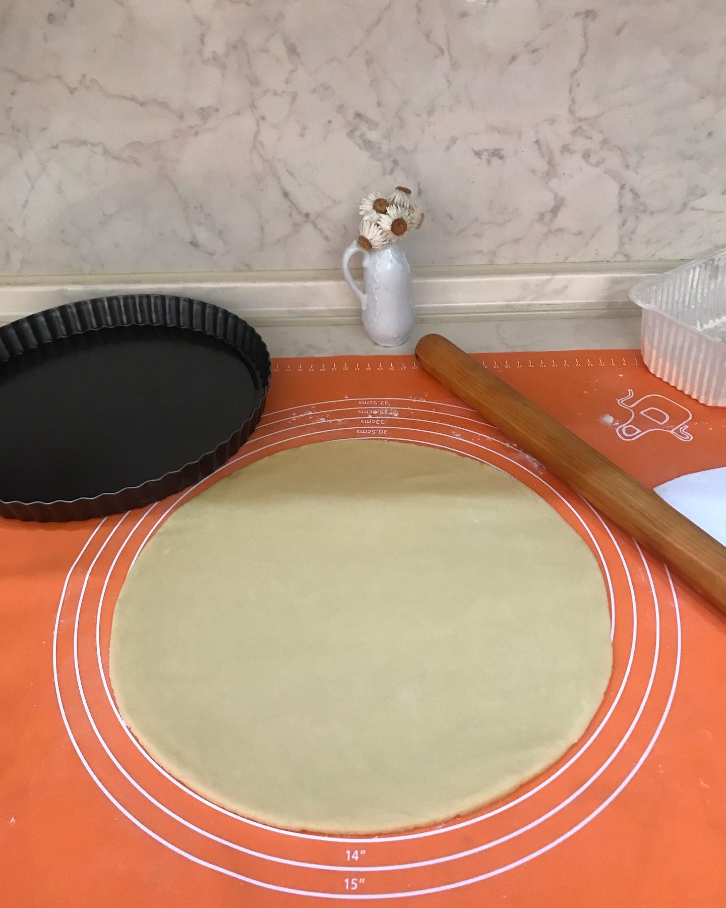 Яблучний пиріг на тонкому пісочному тісті, в якому багато начинки!