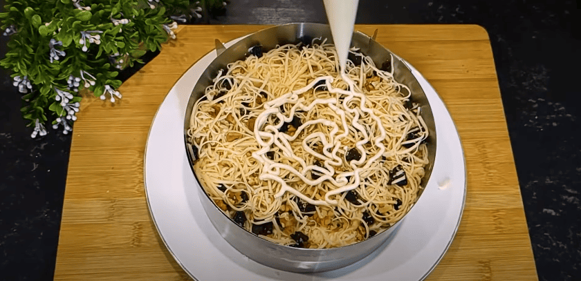 Фаворит святкового столу! Смачний закусочний торт-салат "Наполеон"