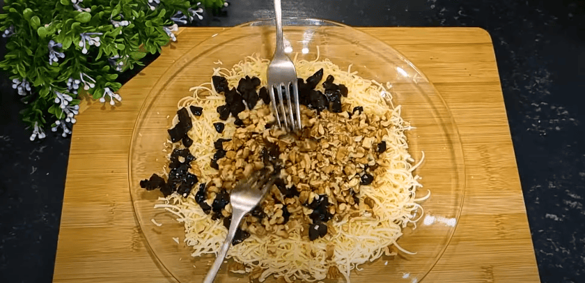 Фаворит святкового столу! Смачний закусочний торт-салат "Наполеон"