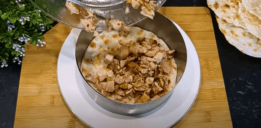 Фаворит святкового столу! Смачний закусочний торт-салат "Наполеон"