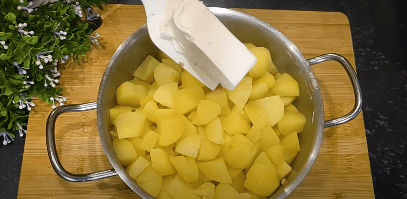 Ефектна гаряча страва на святковий стіл! Картопляні гнізда з начинкою!