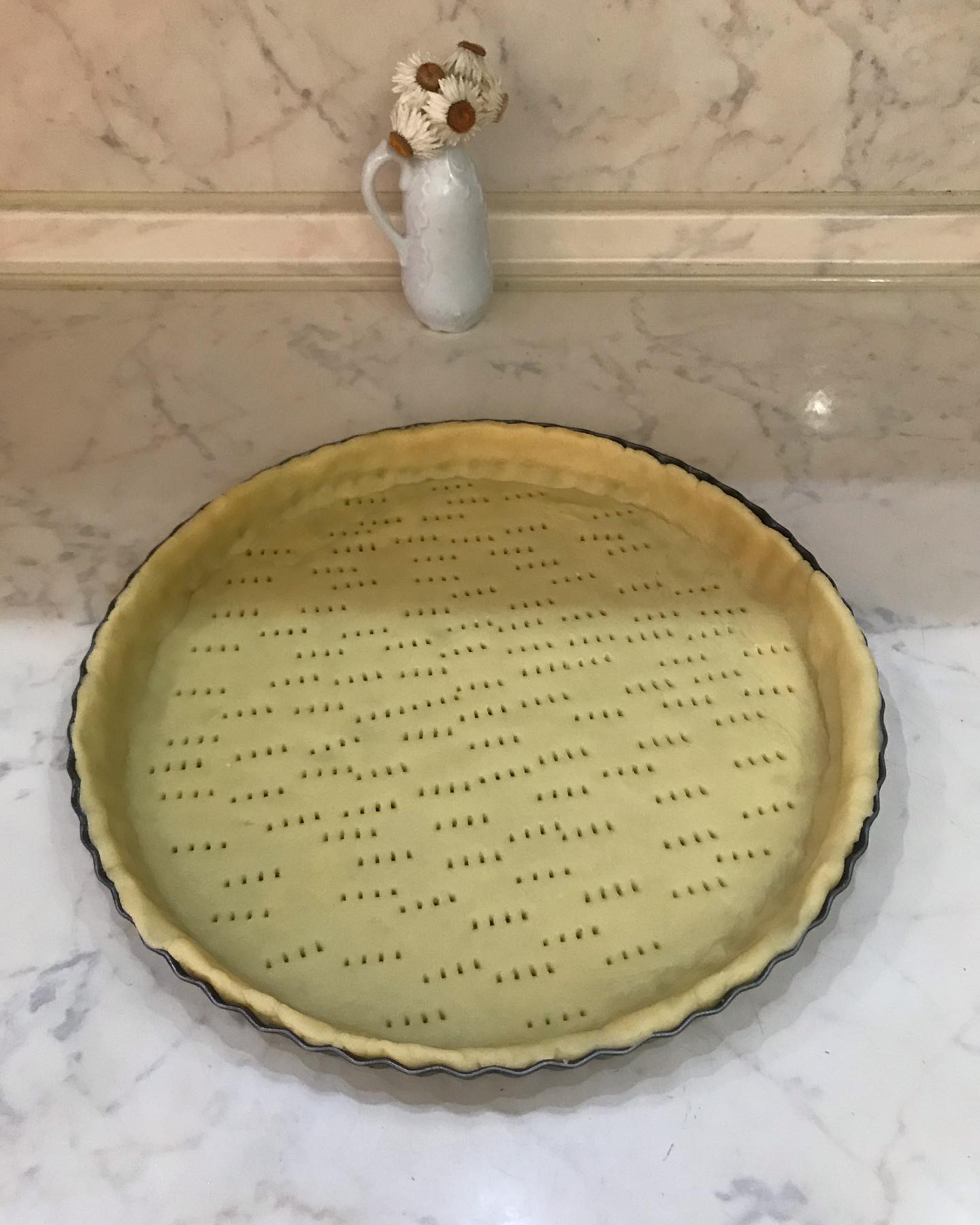 Яблучний пиріг на тонкому пісочному тісті, в якому багато начинки!