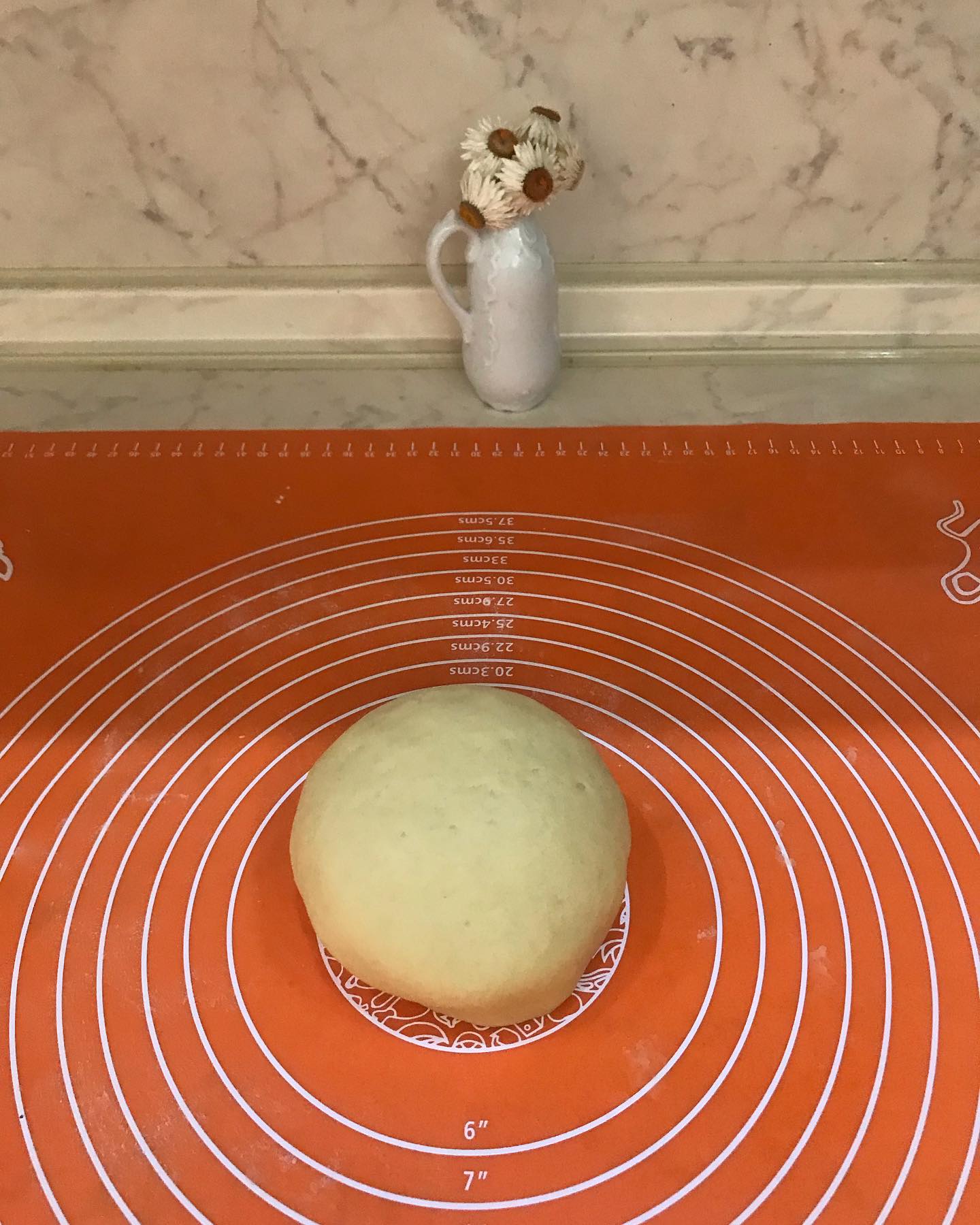 Яблучний пиріг на тонкому пісочному тісті, в якому багато начинки!