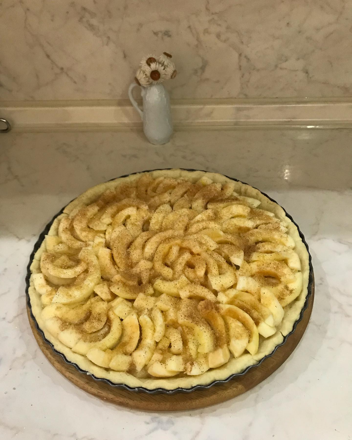 Яблучний пиріг на тонкому пісочному тісті, в якому багато начинки!