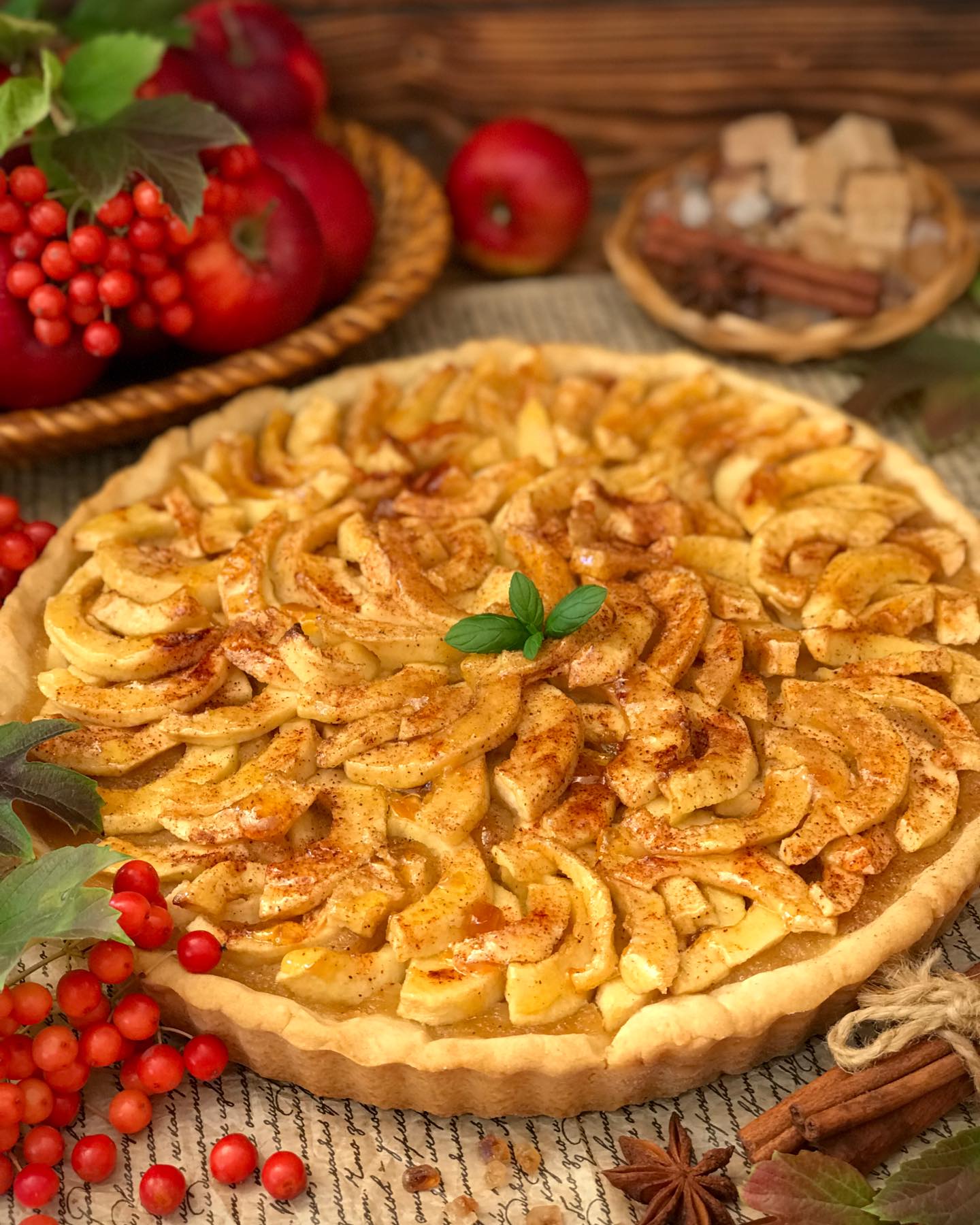 Яблучний пиріг на тонкому пісочному тісті, в якому багато начинки!