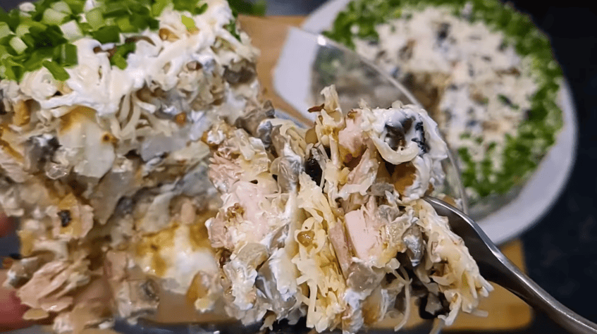 Фаворит святкового столу! Смачний закусочний торт-салат "Наполеон"