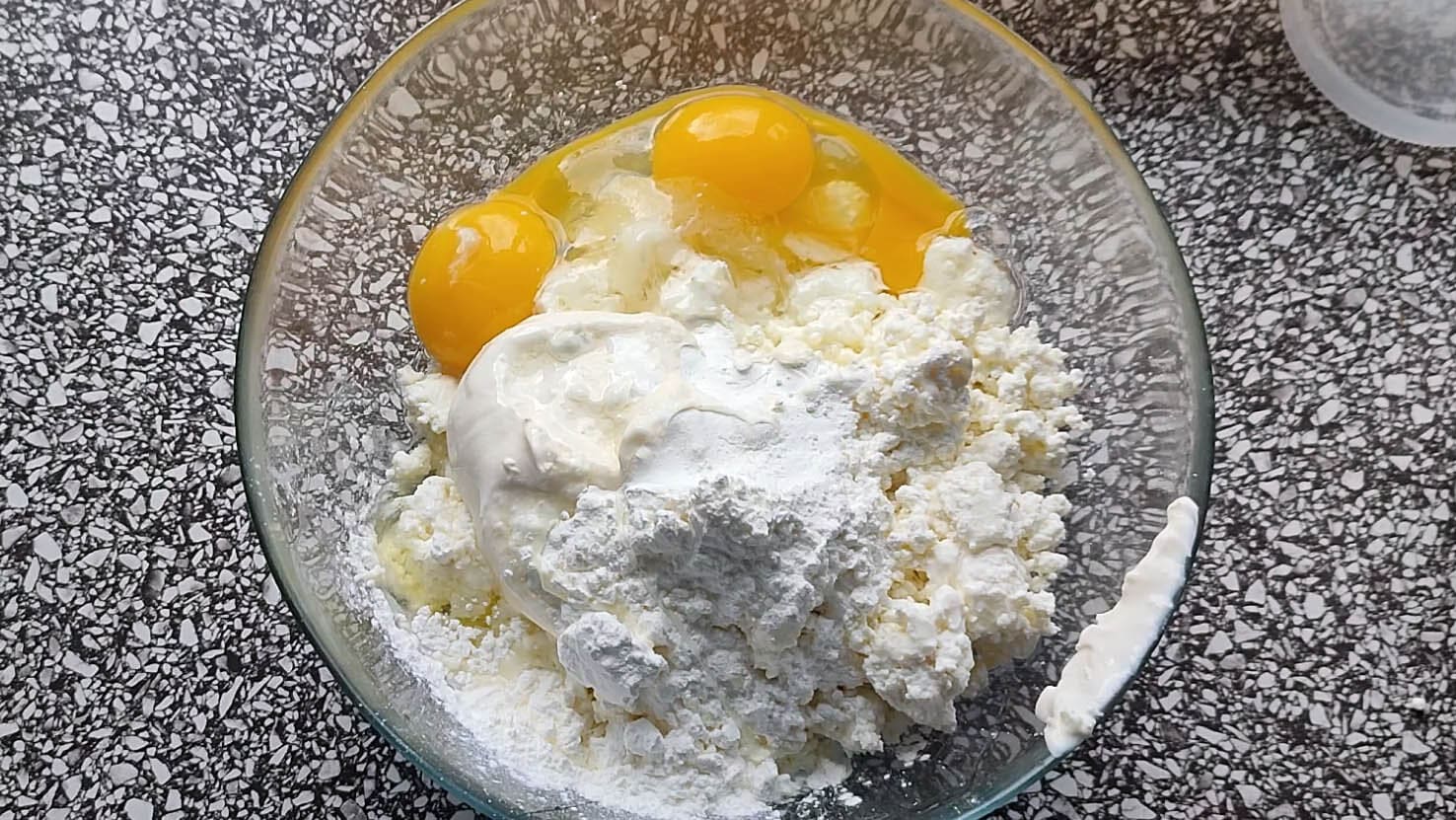 Готую без цукру та борошна сирну запіканку із замороженою вишнею