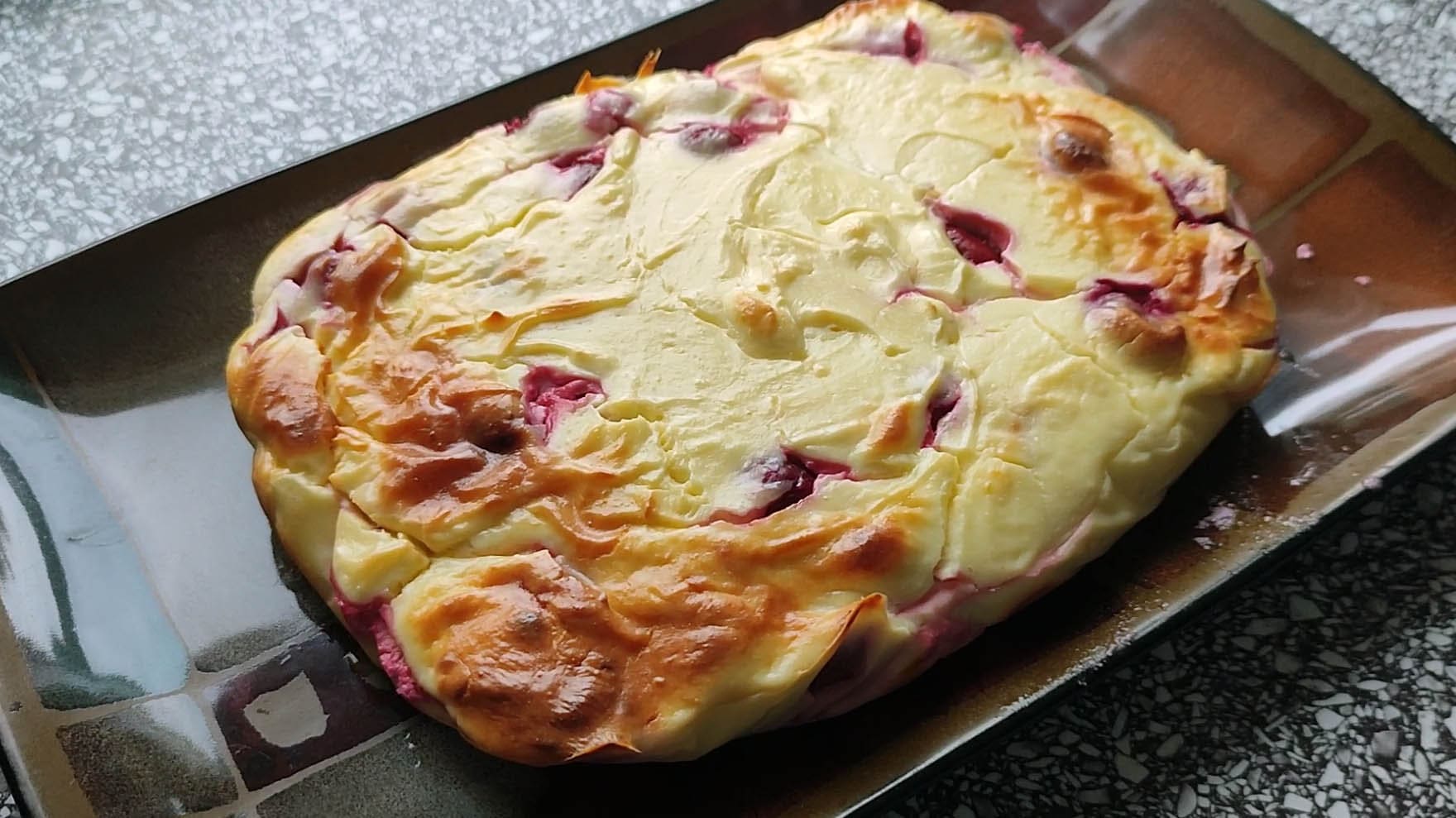 Готую без цукру та борошна сирну запіканку із замороженою вишнею