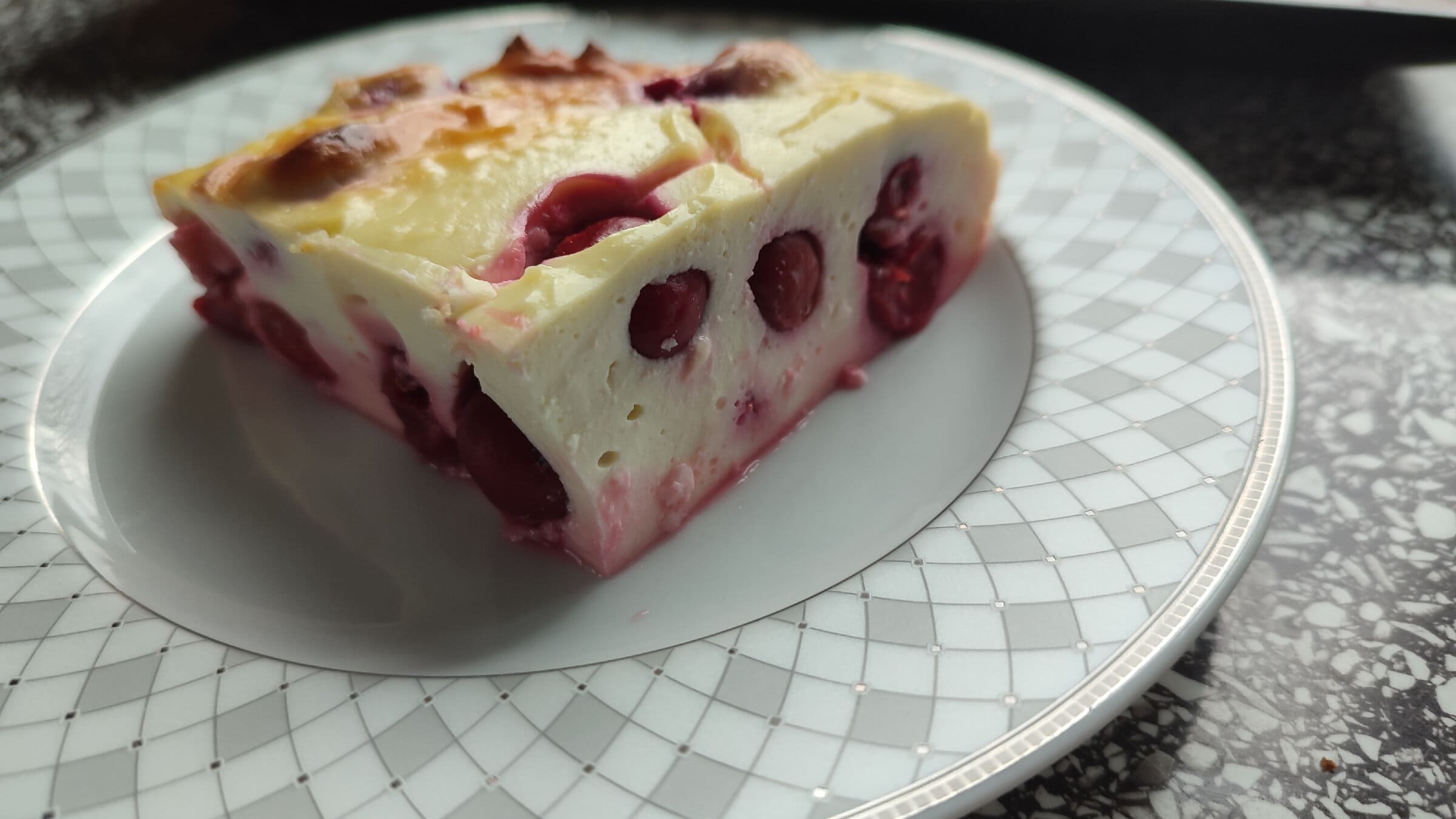 Готую без цукру та борошна сирну запіканку із замороженою вишнею