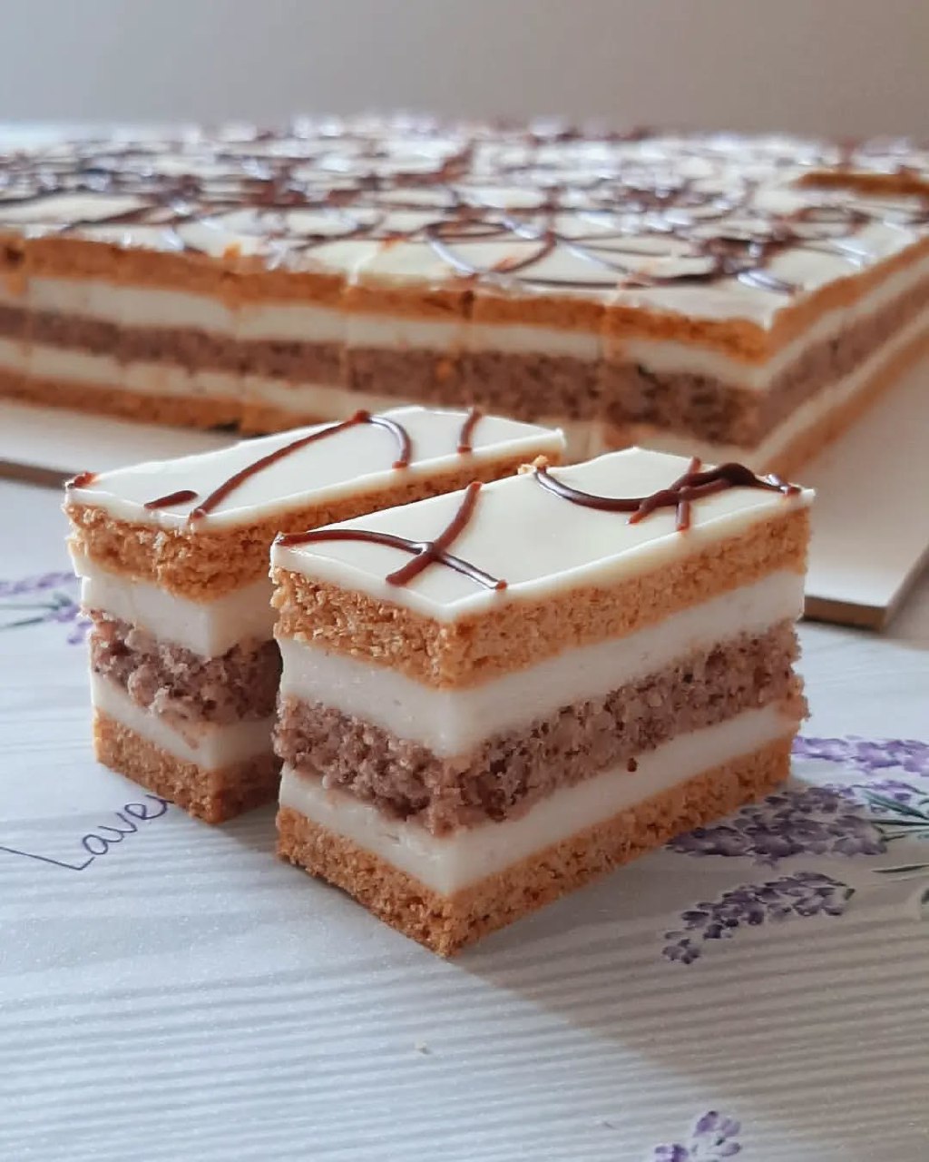 Так смачно, що словами не передати! Медовий пляцок з горіховим коржем і заварним кремом