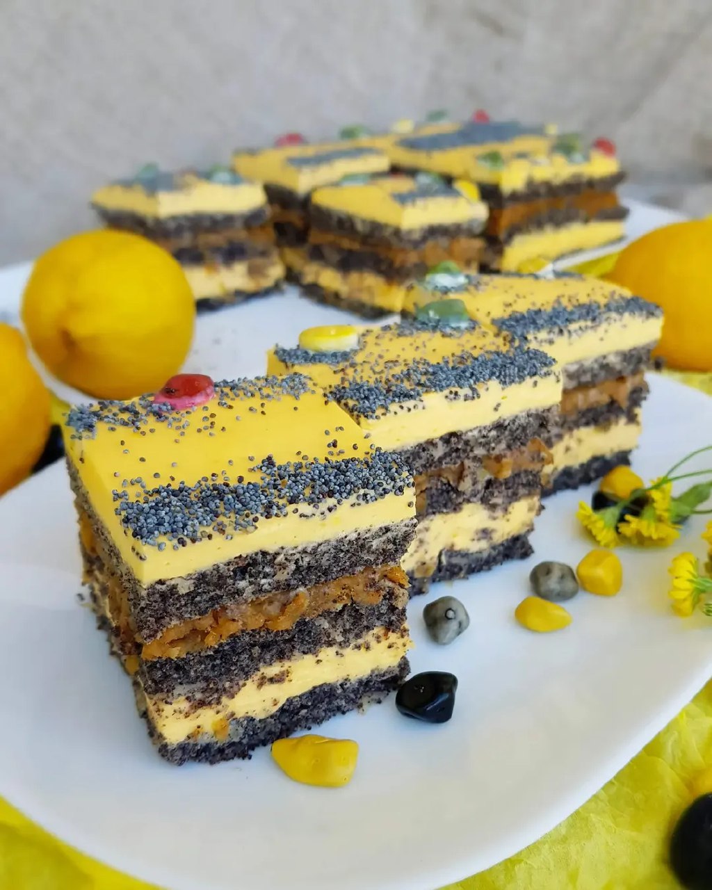 Цей пляцок підкорив мене відразу! Макові коржі, заварний крем і яблучна начинка - це дуже смачно!