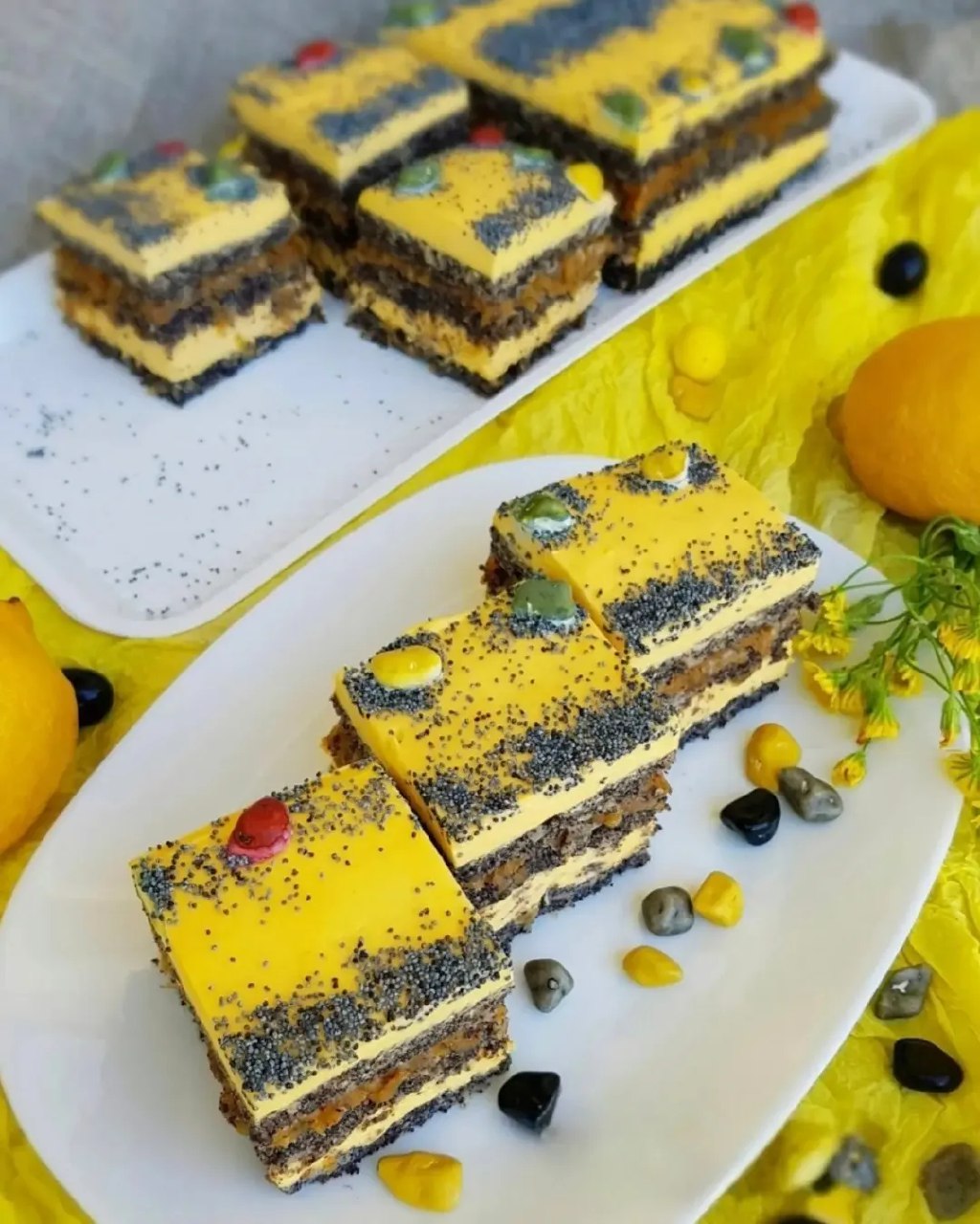 Цей пляцок підкорив мене відразу! Макові коржі, заварний крем і яблучна начинка - це дуже смачно!