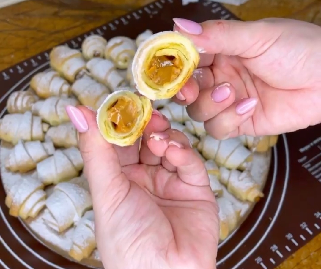 Зверху хрумкі, а всередині м'якесенькі! Пісочні рогалики на смальці - це найкращий рецепт!