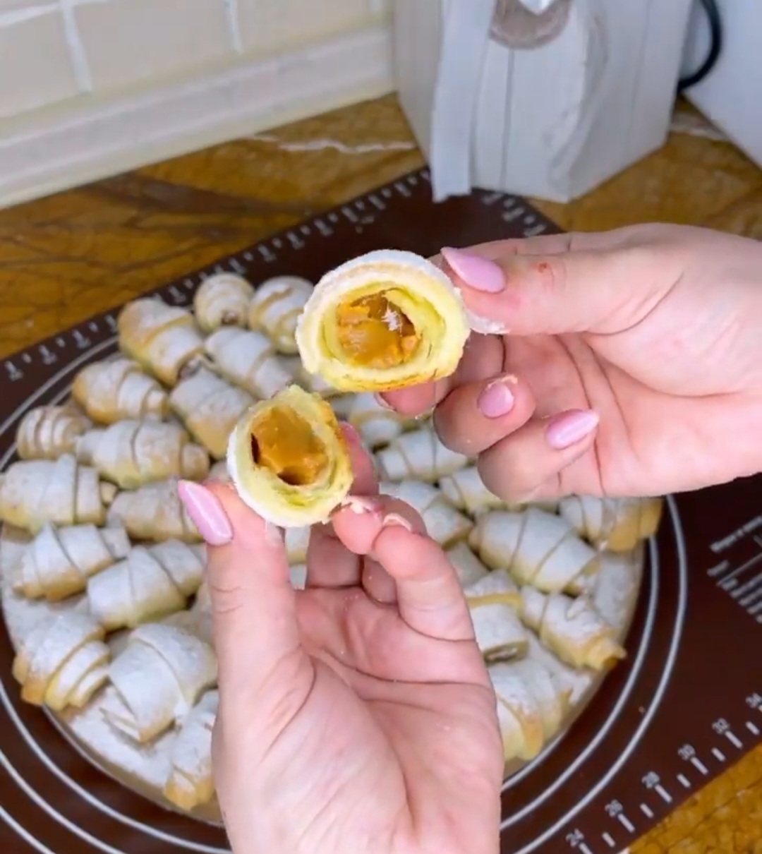 Зверху хрумкі, а всередині м'якесенькі! Пісочні рогалики на смальці - це найкращий рецепт!