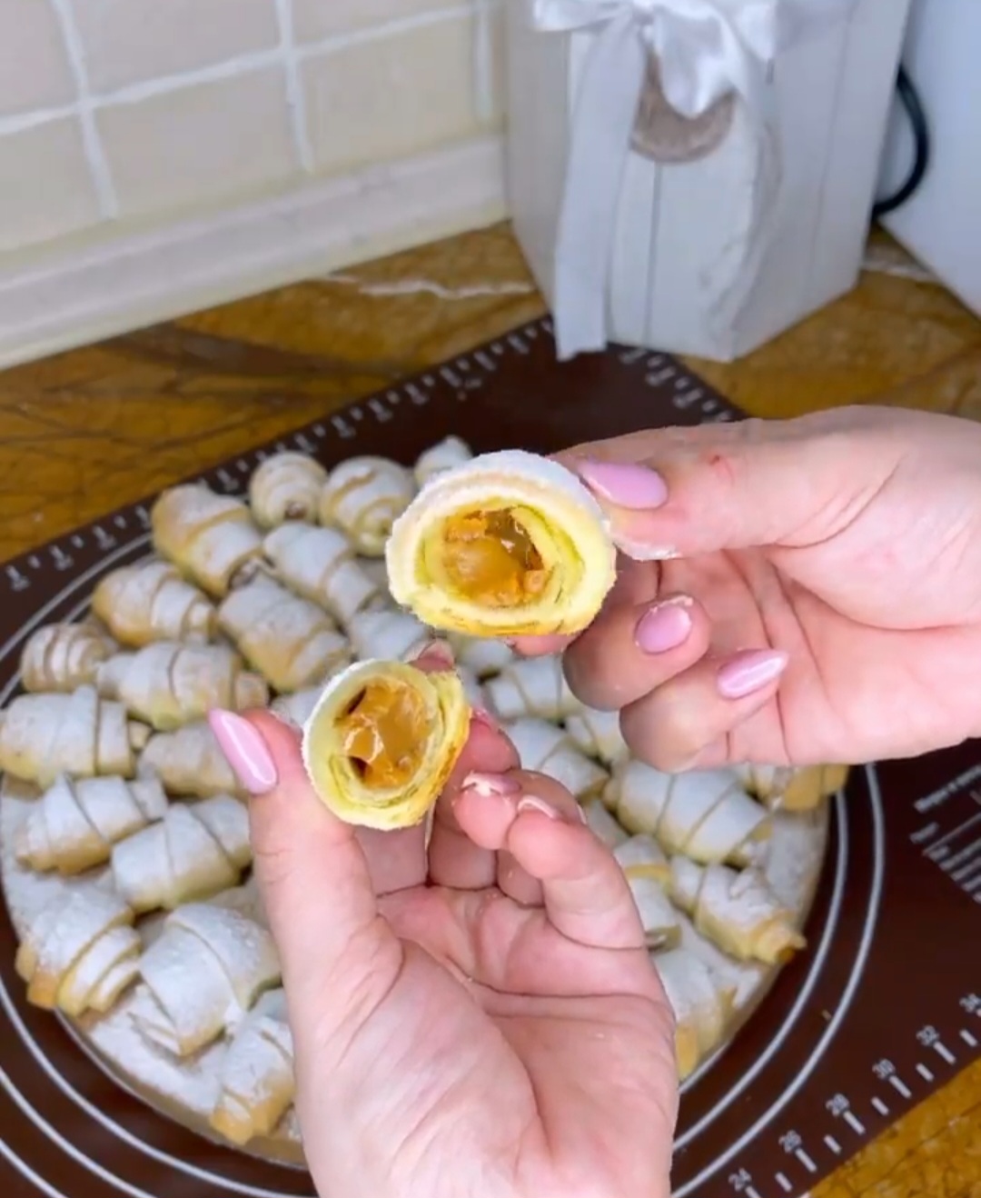 Зверху хрумкі, а всередині м'якесенькі! Пісочні рогалики на смальці - це найкращий рецепт!